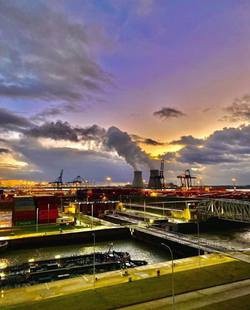 agentschapMDK's tweet photo. Mooie zonsondergang vanuit de Verkeerscentrale in Zandvliet. #vlaanderenismaritiem #mdkinbeeld
๐ท Bedankt collega Tom voor de prachtige foto! https://t.co/mcLMGPGj49
