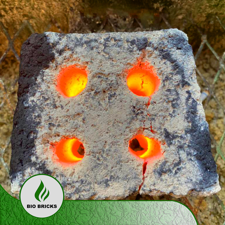 Bio_Bricks's tweet photo. Make sure to stay warm this winter with our no smoke no bad odor #biobricks.

#biobricks #heatcreatedbynature #biomass #braai #heating #coopheating #farming https://t.co/CXtGhanHlD