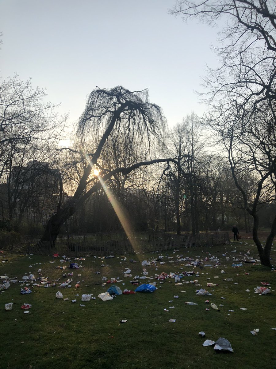 astriddebr's tweet photo. Wat een idyllische ochtend in het Citadelpark had kunnen zijn. 

Help mij eens, Twitter, hoe lossen we dit op? Sensibilisering, opruimacties, extra vuilbakken, patrouilles van politie en gemeenschapswachten: all done. 

#gent #citadelpark https://t.co/uBoJxR0sYc