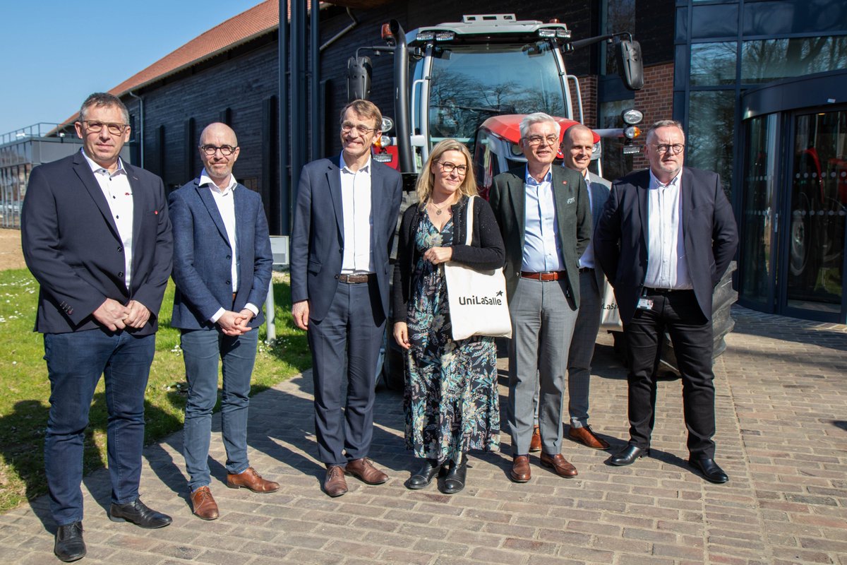 UniLaSalle_fr's tweet photo. Naturellement liés par la volonté de contribuer au développement de l’#agriculture de demain, #UniLaSalle et @AGCOcorp / @MF_EAME ont signé ce jour un nouveau partenariat. 
+ d'info ➡️  https://t.co/uv3GaCEPmW 
#engagement #formation #agroéquipement #innovation #AgTech https://t.co/lNtU2Z7j5k