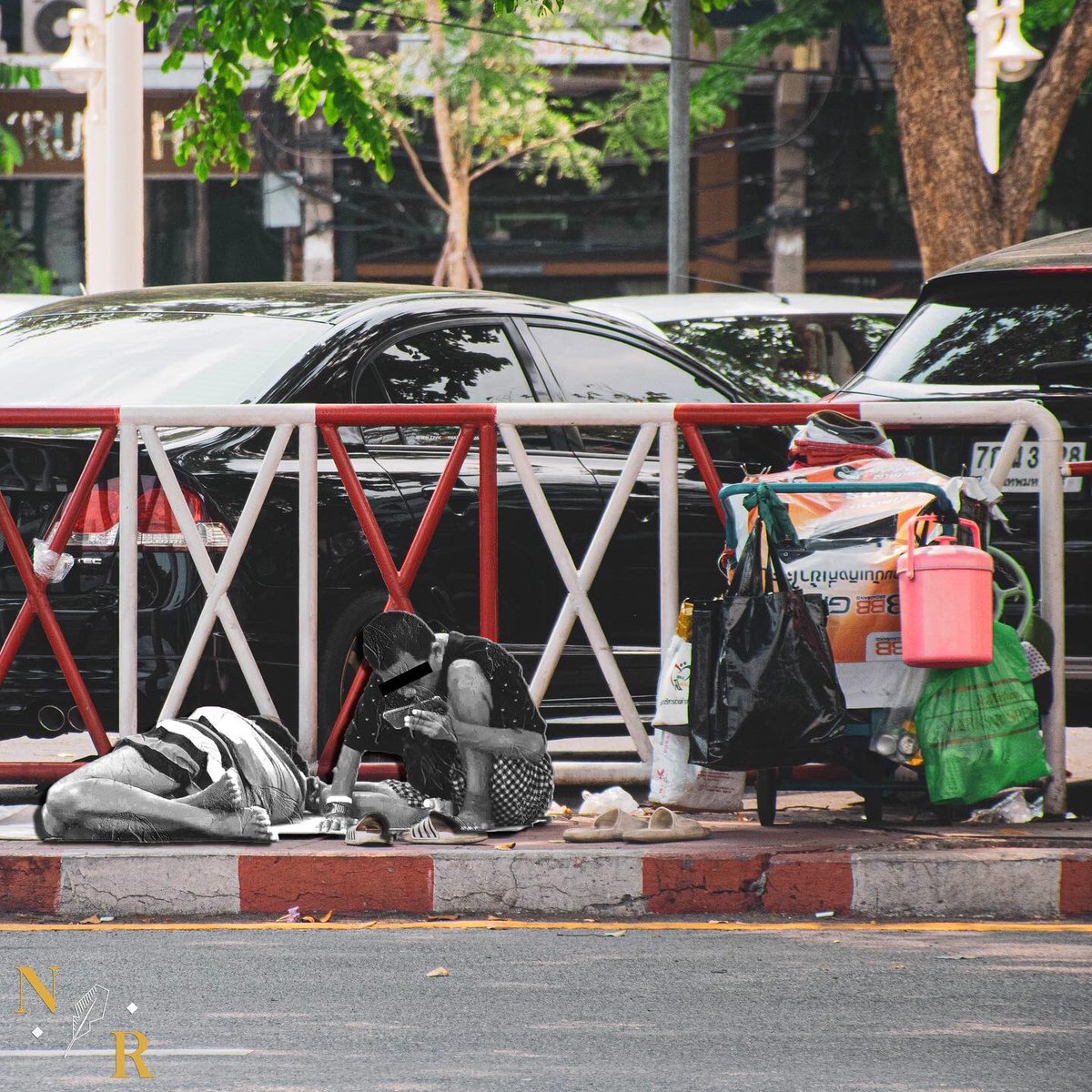 NisitRecorder's tweet photo. PHOTO JOURNALISM: คนไร้บ้านในช่วงโควิด

อ่านฉบับเต็ม https://t.co/ZV47OBDPRQ

#นิสิตรีคอเดอร์ #NisitRecorder #NRPhotoJournalism #ปัญหาคนไร้บ้านในช่วงโควิด #คนไร้บ้าน https://t.co/MiZq6y8pw3