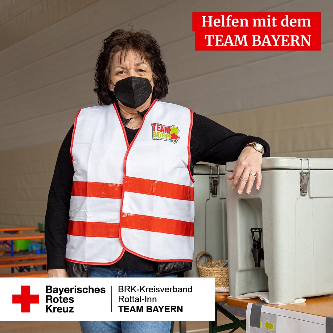 BrkRottal's tweet photo. Dagmar Statkus engagiert sich bereits seit 2015 in der #Flüchtlingshilfe. Nun wurde Sie über das #TEAMBAYERN zur Hilfe in #Eggenfelden bei der Ankunft der Schutzsuchenden aus der #Ukraine angefordert.

https://t.co/12iXC4o0Rz

@brkaktuell #brk #drk #redcross #roteskreuz https://t.co/8i5HDCCu2w