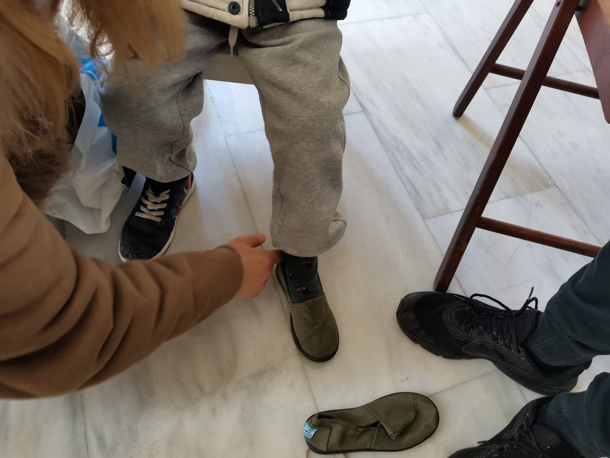 Η Ένωση <a href="/mazigiatopaidi/">Μαζί για το Παιδί</a>  σε συνεργασία με την εταιρία <a href="/TOMS/">TOMS</a>  πρόσφεραν εσπαντρίγιες στα παιδιά των οικογενειών που στηρίζει το Κ.Υ.Α.Δ.Α. Ένα πολύτιμο δώρο που χάρισε χαρά και χαμόγελα. Άνετα και καλής ποιότητας παπούτσια για κάθε παιδί! Σας ευχαριστούμε από καρδιάς!