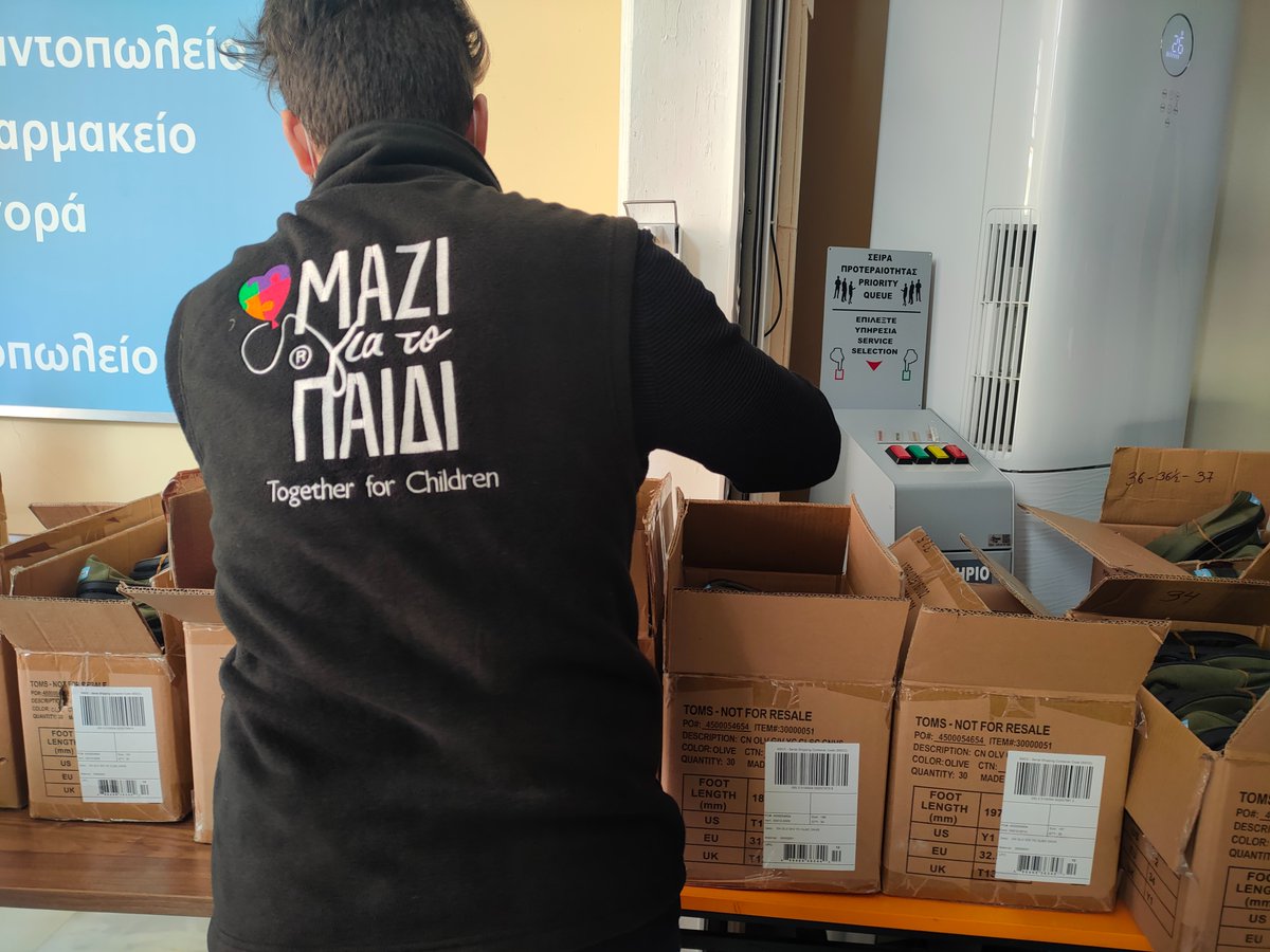 kyadathens's tweet photo. Η Ένωση @mazigiatopaidi  σε συνεργασία με την εταιρία @TOMS  πρόσφεραν εσπαντρίγιες στα παιδιά των οικογενειών που στηρίζει το Κ.Υ.Α.Δ.Α. Ένα πολύτιμο δώρο που χάρισε χαρά και χαμόγελα. Άνετα και καλής ποιότητας παπούτσια για κάθε παιδί! Σας ευχαριστούμε από καρδιάς! https://t.co/UEHUXAKGY5