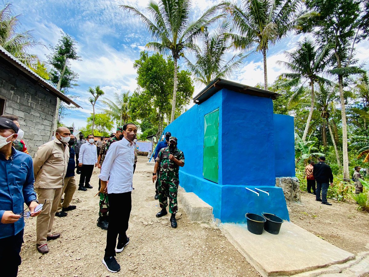 jokowi's tweet photo. Mengunjungi Desa Oinlasi di Kab. Timor Tengah Selatan, siang ini. Pompa hidram yang mengalirkan air untuk kebutuhan 54 KK di desa itu telah terpasang.

Sebanyak 227 pompa hidram telah dibangun di seluruh Bali dan Nusa Tenggara, 175 di antaranya di NTT. https://t.co/H7Q7mPiiM8