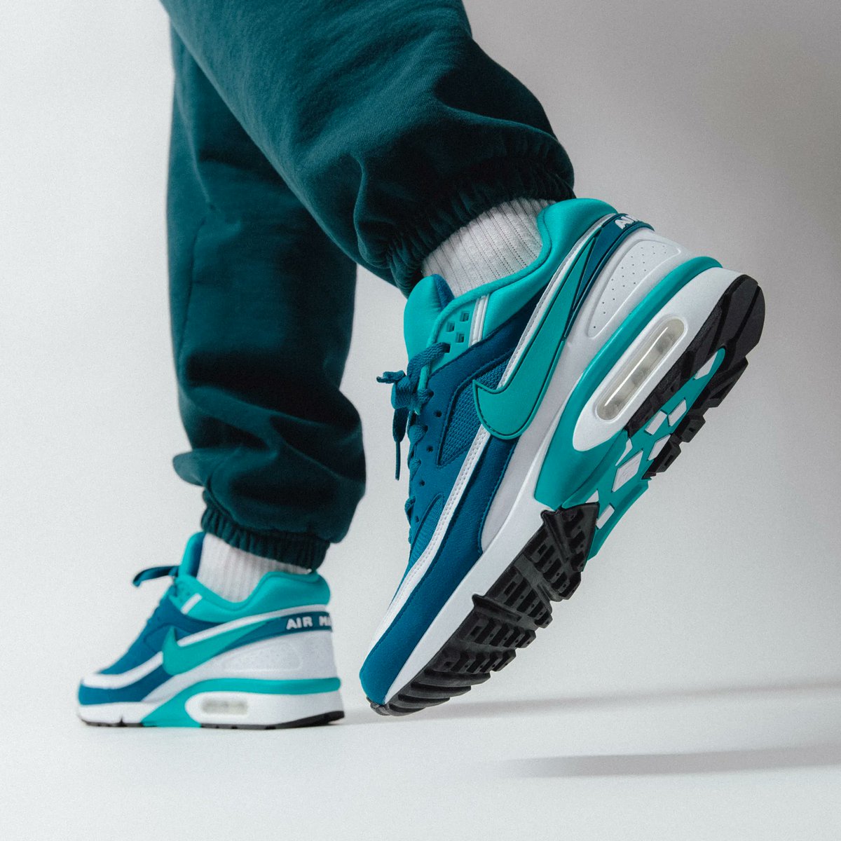 titoloshop's tweet image. out now 🔥 big window. The OG *Marina* colorway of the beloved Air Max BW is available in store and online now at Titolo. click here 📲 bit.ly/3KZt99o

US 7 (40) - US 12 (46)
🔎 DJ9648-400

#bw
#bigwindow
#airmax
#airmaxbw
#nike
#titolo
#titoloshop