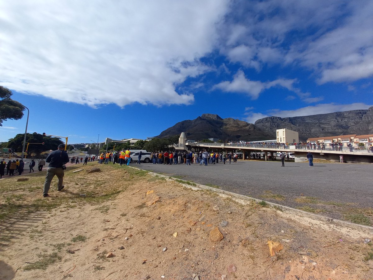 MARIUSBROODRYK's tweet photo. There's at least 100 armed Pops alone here at the start of the Cape Town taxi drivers' March. Taxi guys having a quick meeting before the march. (@itchybyte) https://t.co/NxYi6bb0zv