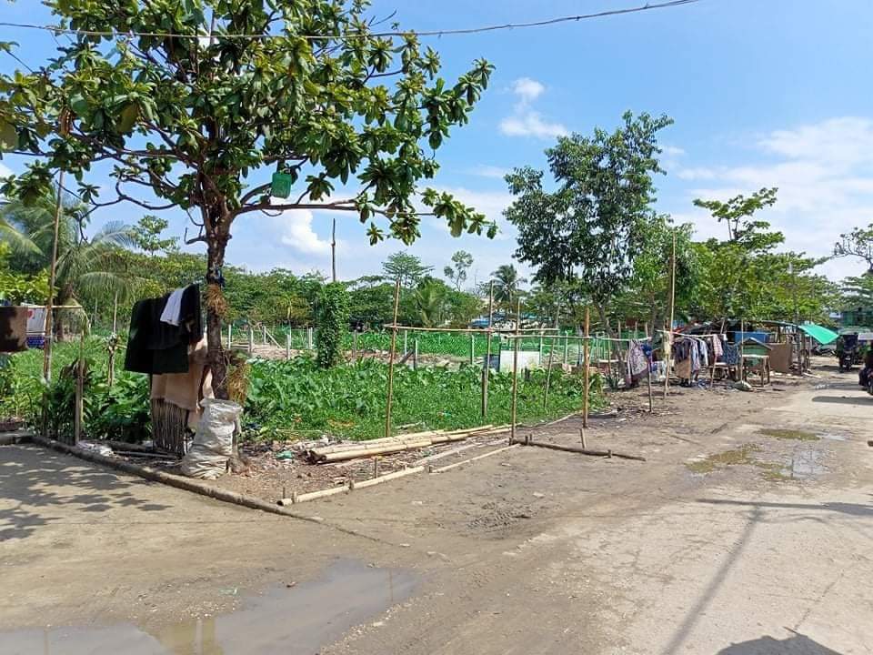 Khithitofficial's tweet photo. လှိုင်သာယာတွင် ကျူးကျော်ဟု ဆိုကာ အတင်းအဓမ္မဖျက်ထားသည့် အိမ်ထောင်စု ၂၀၅ ခု၏ မြေနေရာများကို စစ်တပ်နှင့်​ပေါင်း၍ အကွက်ရိုက် ပြန်ရောင်းစားနေ 

ရန်ကုန်၊ မတ် ၂၄
Read More -> https://t.co/Dlbk3SEJd1 https://t.co/5EeTog5RVo