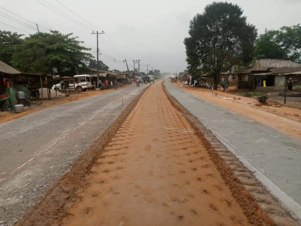 Manlike_ED's tweet image. 🚧 27.4km Chokocho-Igbodo Federal Road in Etche LGA of Rivers State abandoned by Federal Government, being constructed by Gov. Wike.

The road is going to be completed soon and commissioned by #GovWike𓃵