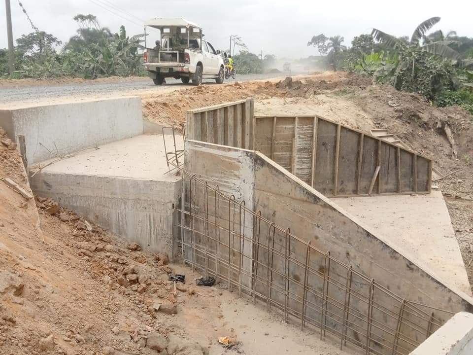 Manlike_ED's tweet image. 🚧 27.4km Chokocho-Igbodo Federal Road in Etche LGA of Rivers State abandoned by Federal Government, being constructed by Gov. Wike.

The road is going to be completed soon and commissioned by #GovWike𓃵