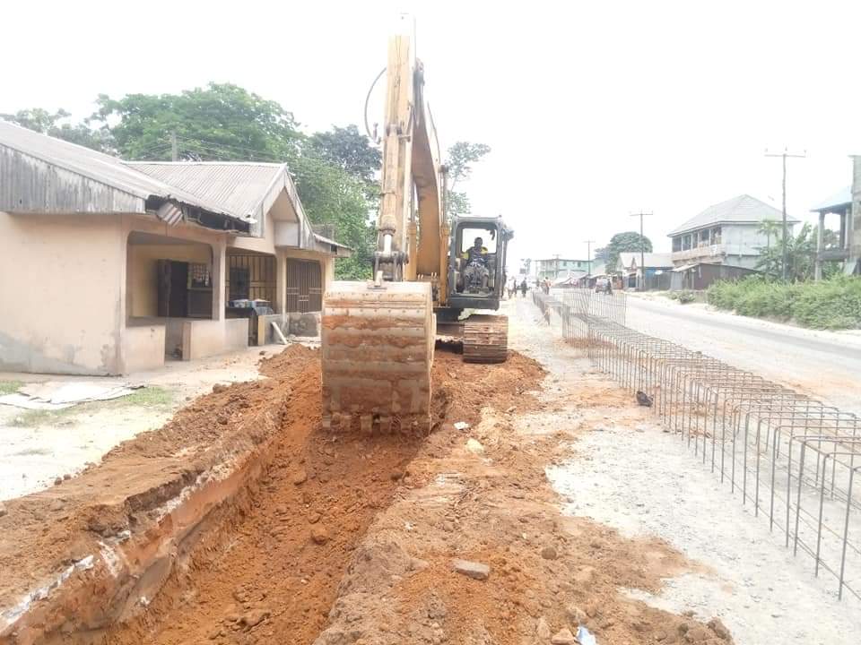 Manlike_ED's tweet image. 🚧 27.4km Chokocho-Igbodo Federal Road in Etche LGA of Rivers State abandoned by Federal Government, being constructed by Gov. Wike.

The road is going to be completed soon and commissioned by #GovWike𓃵