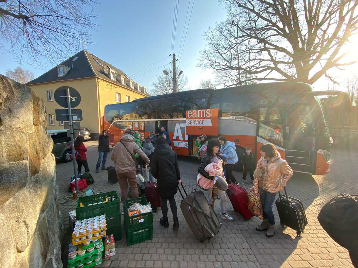 Bus_Bruecke's tweet photo. Heute Früh kam der Bus, der vom christlichen Schulverein organisiert wurde, in Stadt Schirgiswalde-Kirschau an. Die Schüler nehmen die Geflüchteten jetzt in Empfang um mit ihnen zu Frühstücken und die ersten Fragen zu klären. #Busbrücke #Schirgiswalde #Danke https://t.co/HtwCRUvuoU