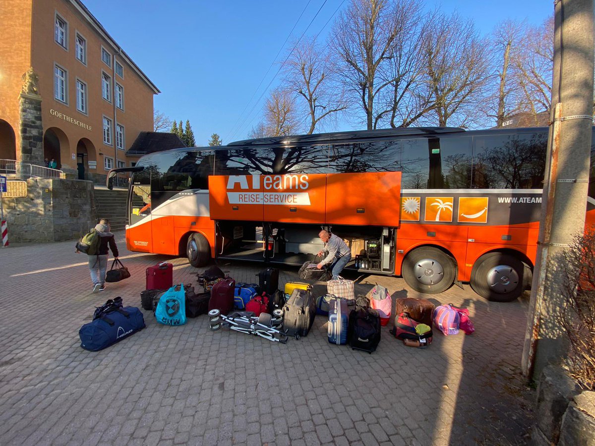 Bus_Bruecke's tweet photo. Heute Früh kam der Bus, der vom christlichen Schulverein organisiert wurde, in Stadt Schirgiswalde-Kirschau an. Die Schüler nehmen die Geflüchteten jetzt in Empfang um mit ihnen zu Frühstücken und die ersten Fragen zu klären. #Busbrücke #Schirgiswalde #Danke https://t.co/HtwCRUvuoU