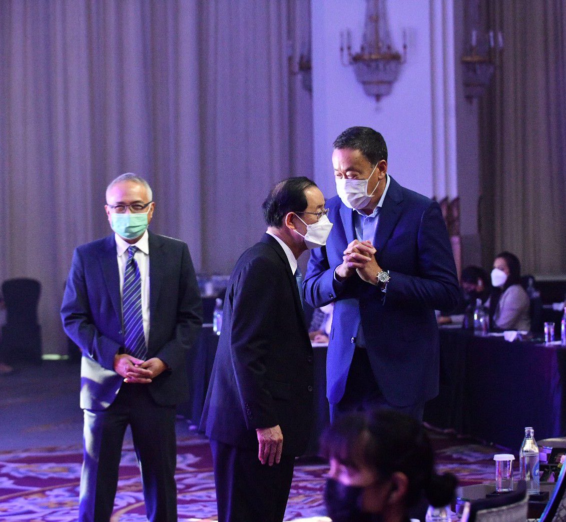 Thavisin's tweet photo. มีโอกาสแลกเปลี่ยนความเห็นเรื่องปัญหาปากท้องประชาชนกับท่านรัฐมนตรีคลัง วิกฤติหนี้ครัวเรือนรอไม่ได้ ประชาชนรอความช่วยเหลือจากรัฐบาลอยู่ครับ https://t.co/OJDXw8grRk