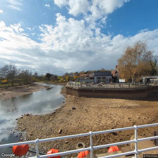 randompubbot's tweet image. The Boathouse, Yalding; Twyford Bridge, Hampstead Lane, Yalding, Maidstone ME18 6HG, UK google.com/maps/place/?q=…