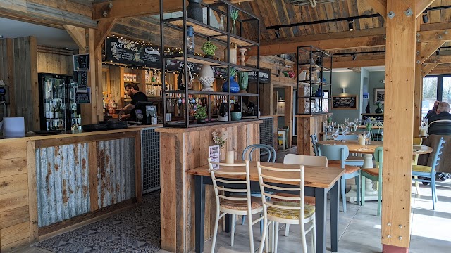 randompubbot's tweet image. The Boathouse, Yalding; Twyford Bridge, Hampstead Lane, Yalding, Maidstone ME18 6HG, UK google.com/maps/place/?q=…