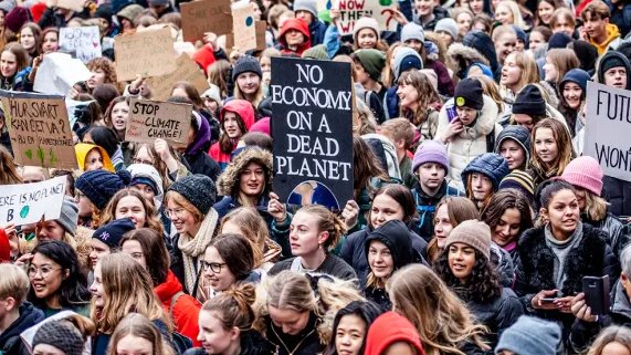 SvenHillenkamp's tweet image. 25 mars global klimatstrejk.
25. März globaler Klimastreik.
March 25th, global climate strike.

Har du alldrig deltagit i en klimatprotest? Gör det imorgon.
Warst du noch nie bei einem Klima-Protest? Geh morgen.
Have you never joined a climate protest until today? Do it tomorrow.