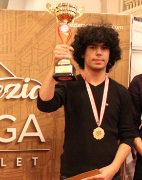 22 yaşındaki Mahir Mete Kul, 3 yıl önce bugün Meriç'te hayatını kaybetti. Bilgisayar müh. okuyan, satranç şampiyonu, pırıl pırıl bir gençti. Gizli tanık beyanıyla 10 ay hapis yattığı için o yola çıkmıştı. Suçsuz gençlere aynı baskılar devam ediyor. İnsanların hayatını karattılar.