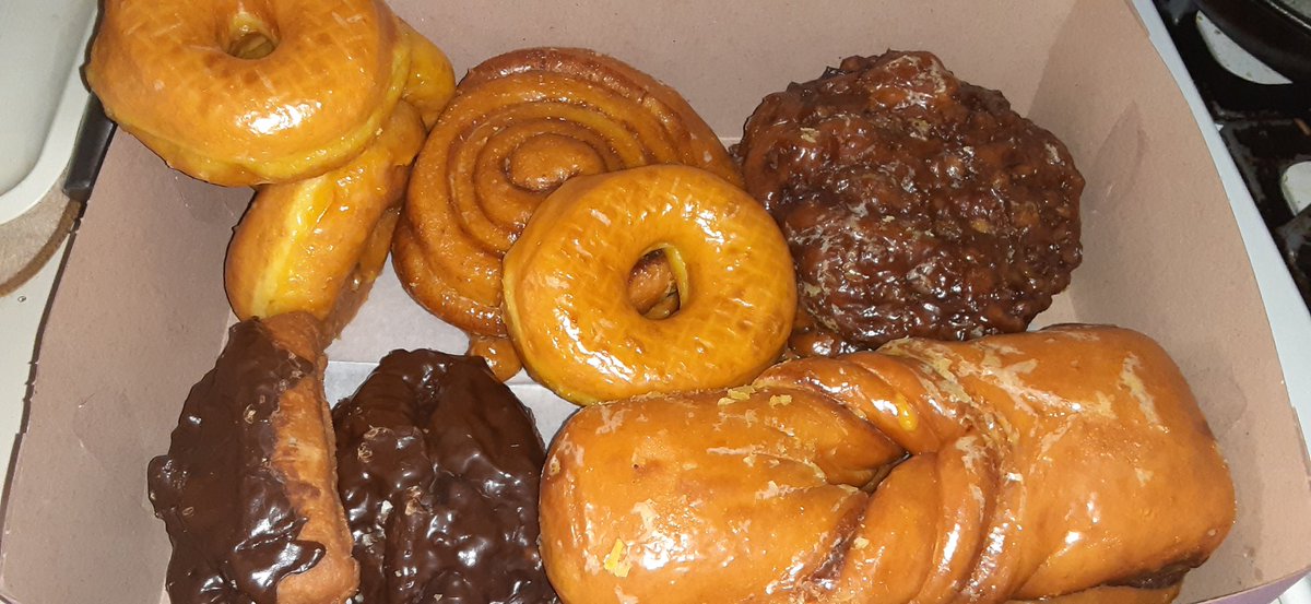 twobigboysblog's tweet photo. GOOD MMMMMORNING FOOD LOVERS AND A VERY TASTY THURSDAY TO YOU ALL IT'S TIME TO EAT THE DONUTS QQ
#BREAKFAST #LASVEGAS #HENDERSON #FRIENDLYDONUTS #coffeelovers https://t.co/R80gQXqPtR