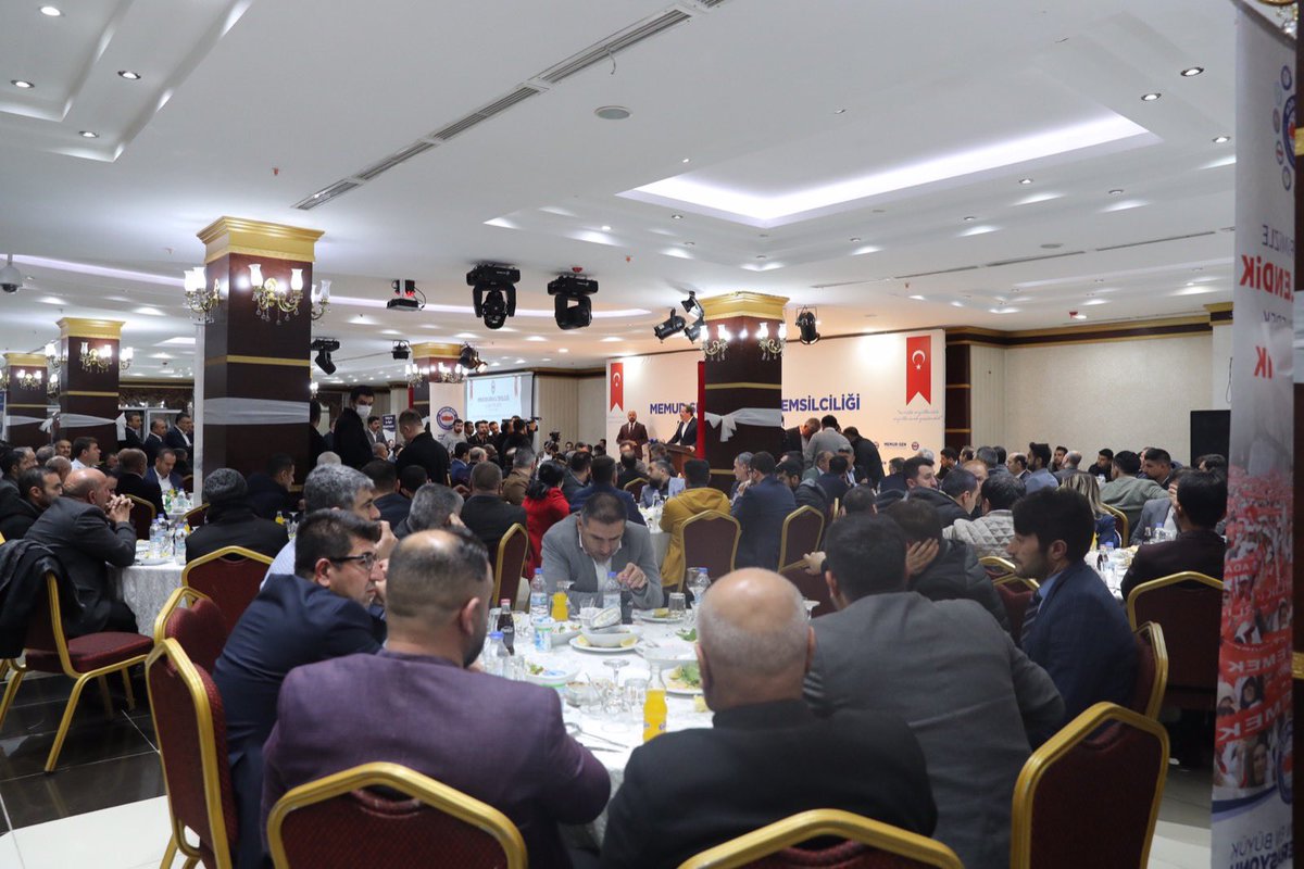 _aliyalcin_'s tweet photo. Kamuda sözleşmeli istihdam yöntemiyle üretilen çözüm kalıcı olmadığı gibi yeni sorunları da beraberinde getirmiştir.
Aile bütünlüğünün sağlanamaması en önemli sorunken,mali ve özlük açısından personel arası farklılıklar tartışılmakta, bu durum çalışma barışını tehdit etmektedir. https://t.co/5UC4QQWu0i