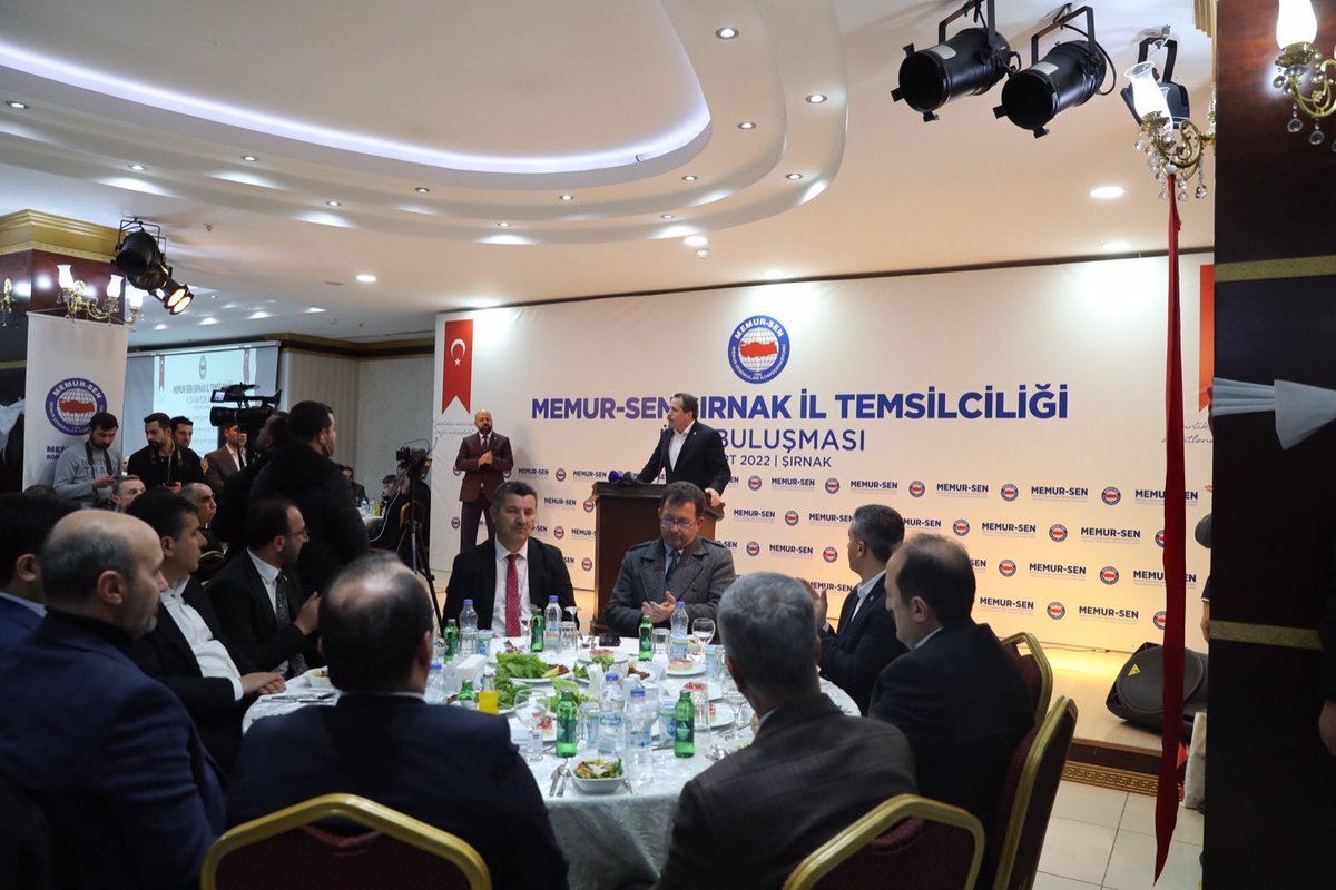 _aliyalcin_'s tweet photo. Kamuda sözleşmeli istihdam yöntemiyle üretilen çözüm kalıcı olmadığı gibi yeni sorunları da beraberinde getirmiştir.
Aile bütünlüğünün sağlanamaması en önemli sorunken,mali ve özlük açısından personel arası farklılıklar tartışılmakta, bu durum çalışma barışını tehdit etmektedir. https://t.co/5UC4QQWu0i