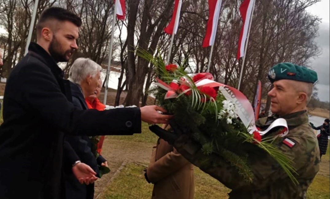 Wlodarczyk__A's tweet photo. Zachodnie rubieże Rzeczypospolitej Polskiej, ku wiecznej pamięci słup graniczny na prastarej polskiej rzece – Odrze
W Czelinie obchodziliśmy 77-lecie wkopania pierwszego Słupa Granicznego na Odrze przez 6 Samodzielny Batalion Pontonowo-Mostowy Wojska Polskiego
#NaBerlin #Czelin https://t.co/TPpRcDPF7N