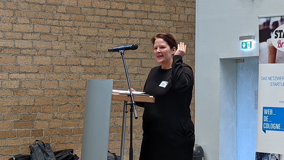 boydroid's tweet photo. Eine Personalie, die in den letzten zwei Jahren aufgetaucht ist, ist Dr. Antje Lienert der Startup Unit von #Kölnbusiness, eine sehr aktive Netzwerkerin, die auf das 10-Jährige von @Startplatz und @PIRATESummit hinweist. #startupbreakfast @webdecologne https://t.co/SCJtKpz7Vo