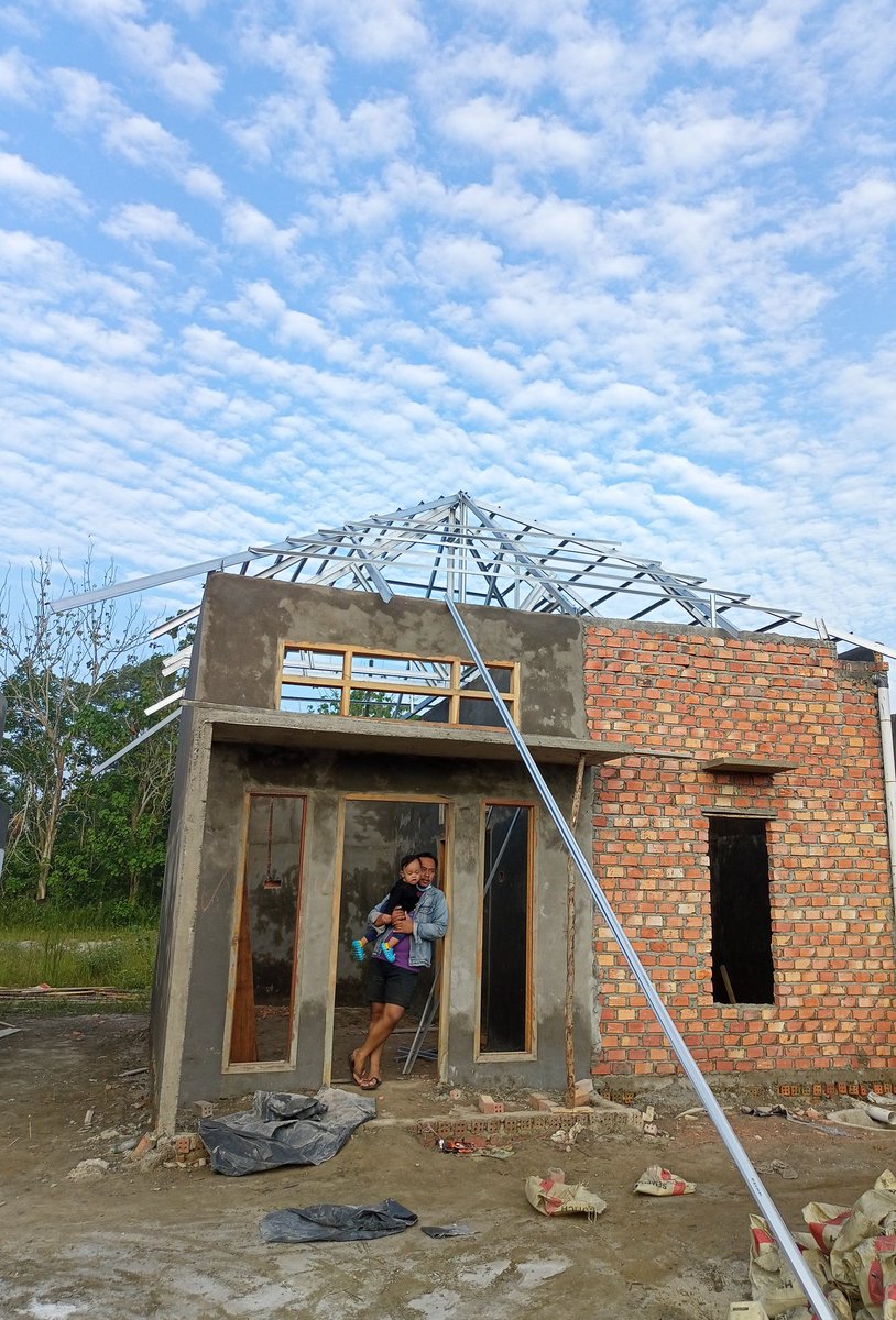 Terima kasih omar cello dan umma sudah  memberi semangat dan dukungan 
Setelah lelah bekerja akhir nya abah bisa juga senderan di pintu kaya gini