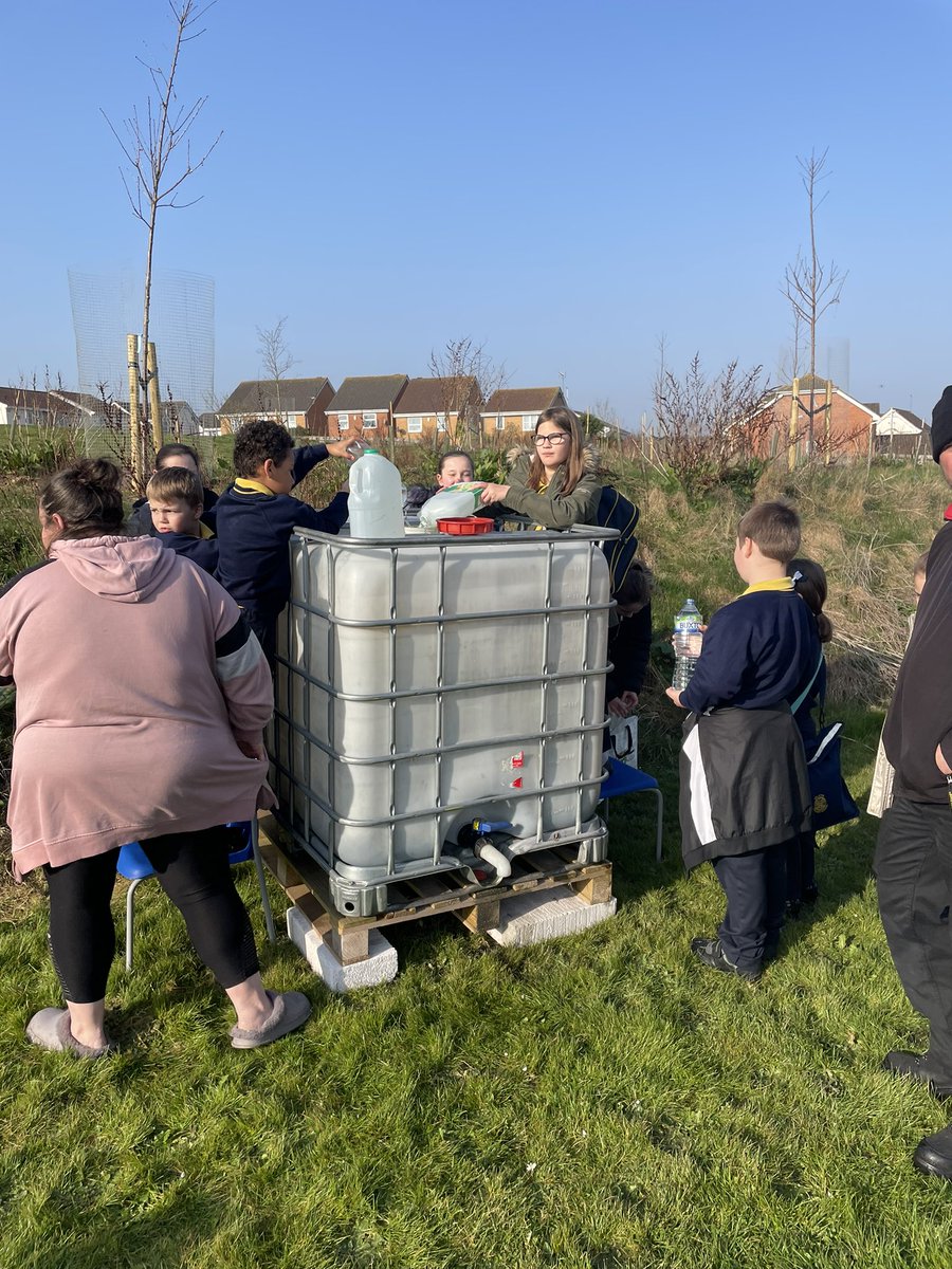 The first water donations have arrived! #treesforDelapre <a href="/DelaprePrimary/">Headteacher</a> #dps