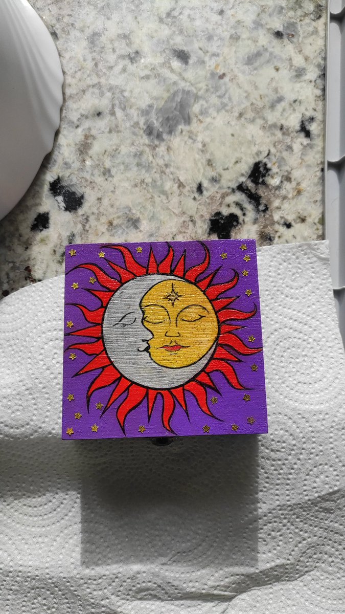 martarocha23's tweet photo. Hago cajitas pintadas a mano y personalizables. Si os interesa no dudéis en preguntar !! 🥰🌙✨ https://t.co/9yfn9TXzdX