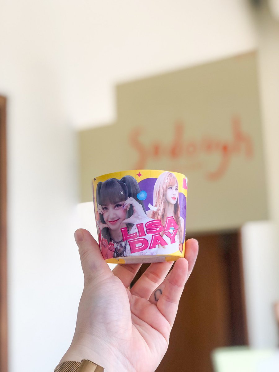 SodoughP's tweet photo. *·˚🧤🎨 ꒰  LISA DAY  ꒱ 📒🖍 ˚ ༘

CUPHOLDER PROJECT🥤

🧸  #liliwithluv 🥛🥣

📍sodough.phuket 

 DATE : 26 MAR  - OUT OF STOCK

มารับน้องกันเยอะๆนะคะ  ฝากติดแท็ก
#LISA #HAPPYLISADAY #sodoughphuket https://t.co/Y8rPttwbhn
