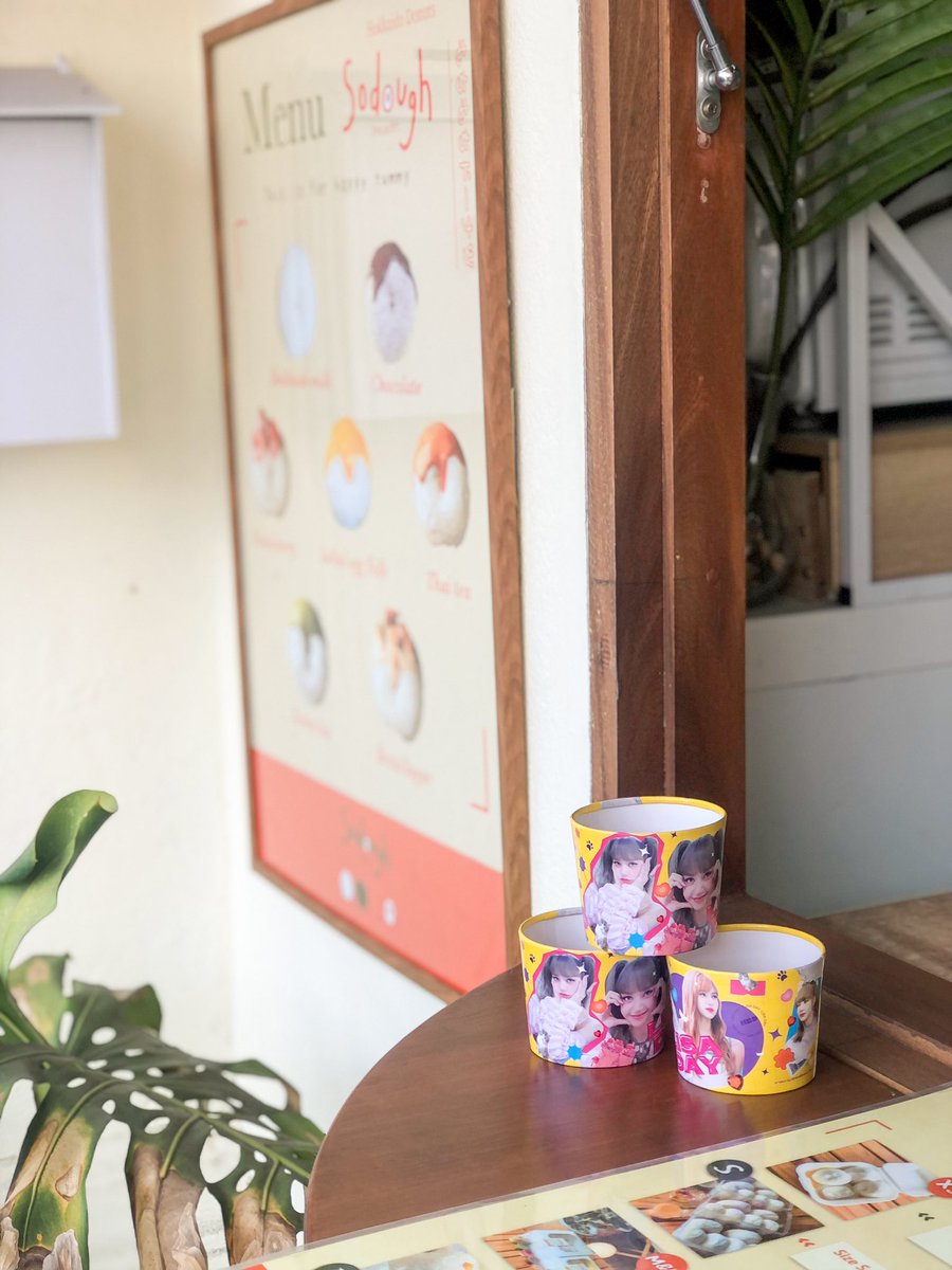 SodoughP's tweet photo. *·˚🧤🎨 ꒰  LISA DAY  ꒱ 📒🖍 ˚ ༘

CUPHOLDER PROJECT🥤

🧸  #liliwithluv 🥛🥣

📍sodough.phuket 

 DATE : 26 MAR  - OUT OF STOCK

มารับน้องกันเยอะๆนะคะ  ฝากติดแท็ก
#LISA #HAPPYLISADAY #sodoughphuket https://t.co/Y8rPttwbhn