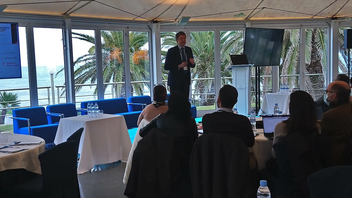 clusterEE's tweet photo. Federico de la Hoz, senior Advisor de @InnoEnergyEU, comença la conferència inaugural de la IV Immersió Estratègica parlant sobre reptes de futur en el sector de l’energia. #IE22 https://t.co/lbu4fuzBMO