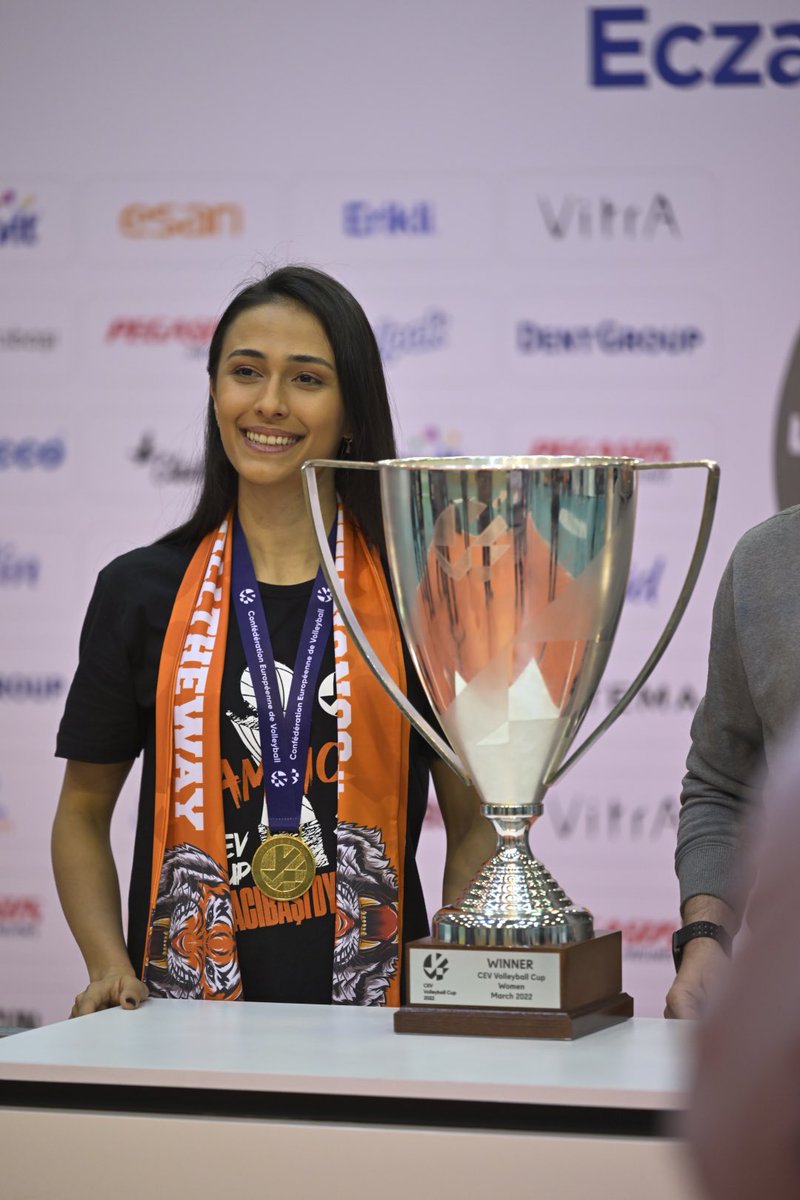 🎙 Simge Aköz: Aslında bu kupa bizim için önemli olduğu kadar, kadınlarımız için de çok önemli, bu kupayı Türkiye’ye getirdiğimiz için çok mutluyuz, herkese destekleri için çok teşekkür ederiz.

#TigersTheChampions 
#SonunaKadar
#AllTheWay