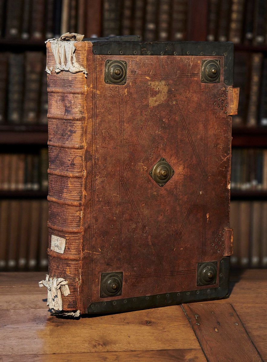 lankian's tweet photo. A book is not just a text. It's a historical artefact.

I have curated an exhibition on the archaeology of the book @cc_irlandais in Paris that runs until the end of June.

The Centre's portal offers an on-line overview of the themes and items on display: https://t.co/ZOYBkgE5LE https://t.co/xgkCIlVe07