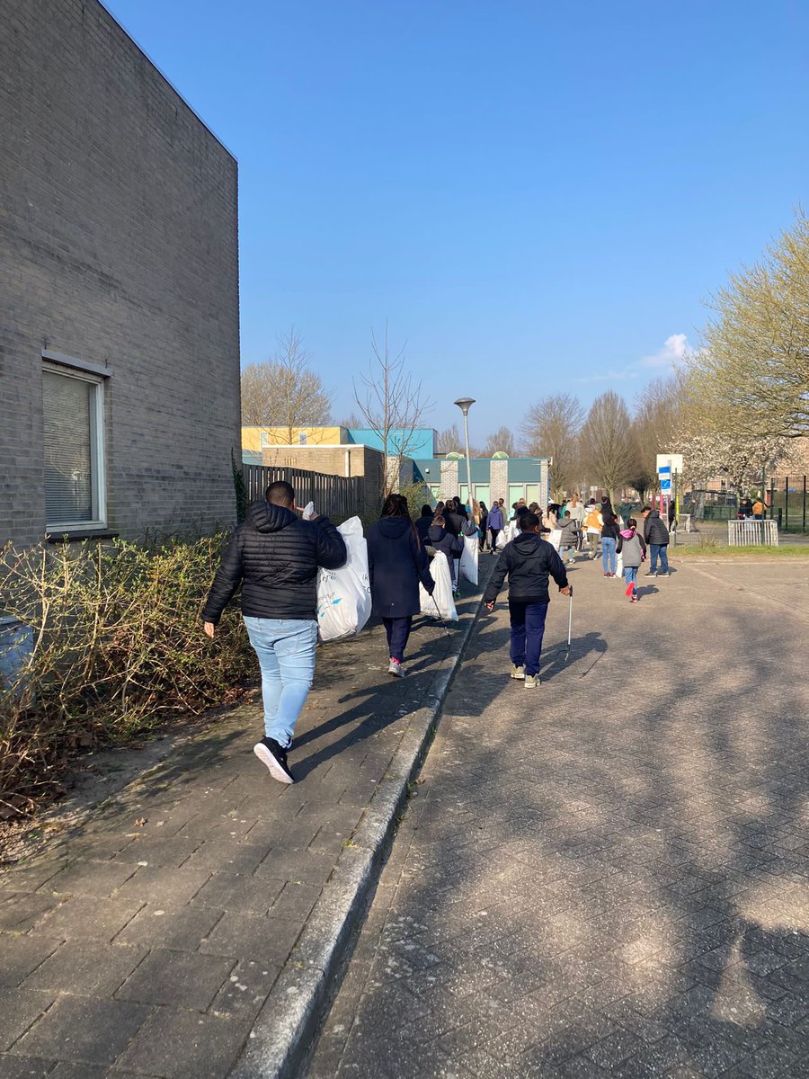 OBSDigitalis's tweet photo. Vanochtend trekken de leerlingen van de groepen 7/8 de wijk in om zwerfafval op te ruimen. De overige groepen volgen nog deze week!#kruidenwijkschoon @ggcAlmere @NLschoon https://t.co/hSMikyhR6b