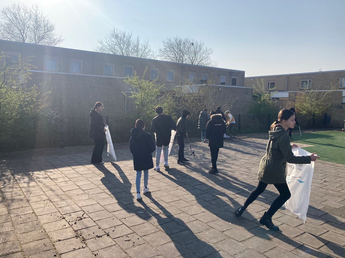 Vanochtend trekken de leerlingen van de groepen 7/8 de wijk in om zwerfafval op te ruimen. De overige groepen volgen nog deze week!#kruidenwijkschoon @ggcAlmere <a href="/NLschoon/">SSB</a>