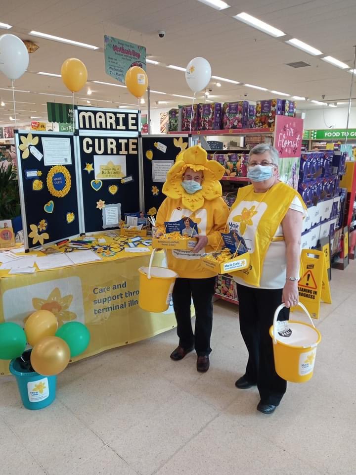 JennCathcart19's tweet photo. Lovely to see our #Glenrothes @mariecurieuk #FundraisingGroup host a #WallofReflection in @Morrisons as part of the #NationalDayofReflection yesterday https://t.co/pN8dPLGC5J
