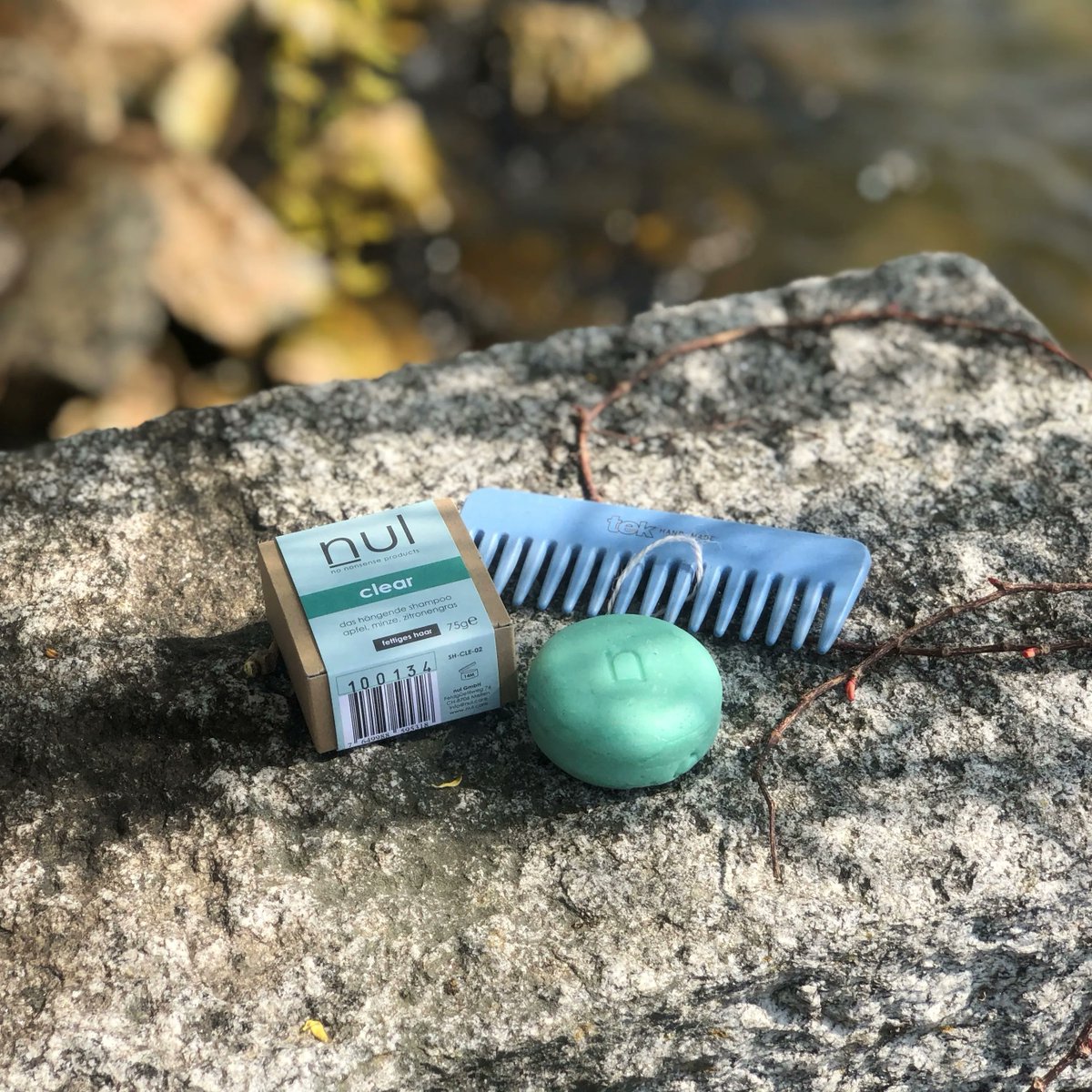 nul_care's tweet photo. Who likes matchy-matchy? We do! 💙💙💙
We think it makes a great gift: if you know someone who tends to have oily hair, you can get a whole "blue" range for them: comb, clear shampoo and light conditioner!
The blue and pink combs are currently out of stock but will be back soon! https://t.co/i7gfsSfCbD