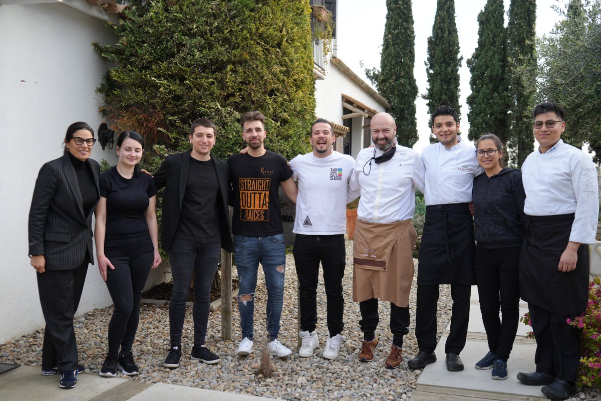 RaicesFCM's tweet photo. Muchas gracias a todos por vuestra colaboración y solidaridad!.
Agradecemos la presencia al evento del señor Vorobyov Artem, Cónsul General de Ucrania en Barcelona.
El día 4 de Abril será Andrés Torres quién visitará las cocinas del restaurante de Carlos Maldonado. https://t.co/p19BDLPlNw