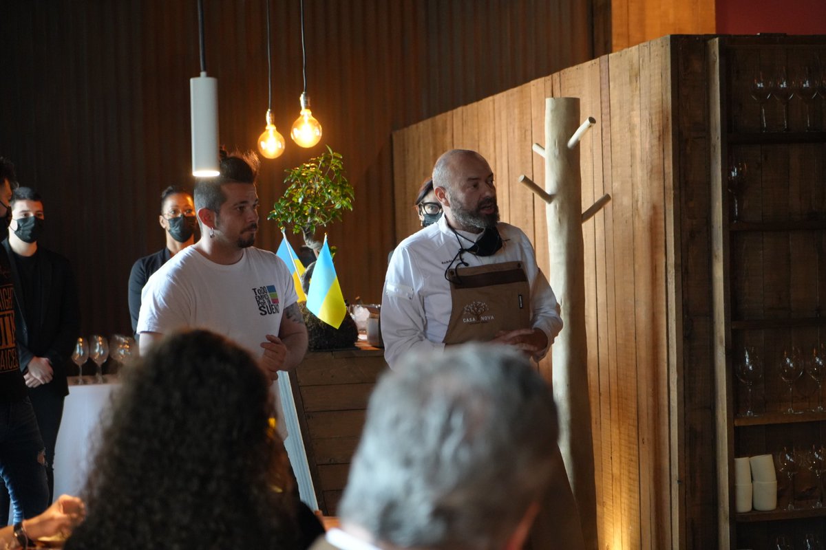 Muchas gracias a todos por vuestra colaboración y solidaridad!.
Agradecemos la presencia al evento del señor Vorobyov Artem, Cónsul General de Ucrania en Barcelona.
El día 4 de Abril será Andrés Torres quién visitará las cocinas del restaurante de Carlos Maldonado.