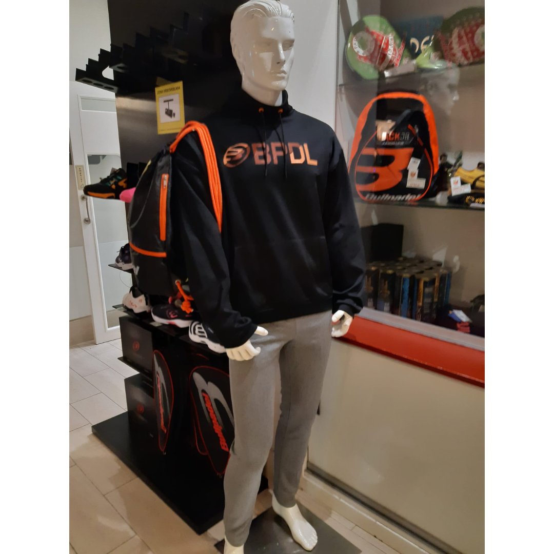 PadelParkLeon's tweet photo. ¡¡Hoy le toca el turno a @bullpadelsport!! #Patrocinador y maca deportiva oficial de Pádel de @PadelParkLeon. Bullpadel viste a 5 de nuestros #monitores principales dotándolos de todo el material deportivo necesario para la práctica de este deporte que tanto nos ofrece cada día. https://t.co/YDBAU3VjEY