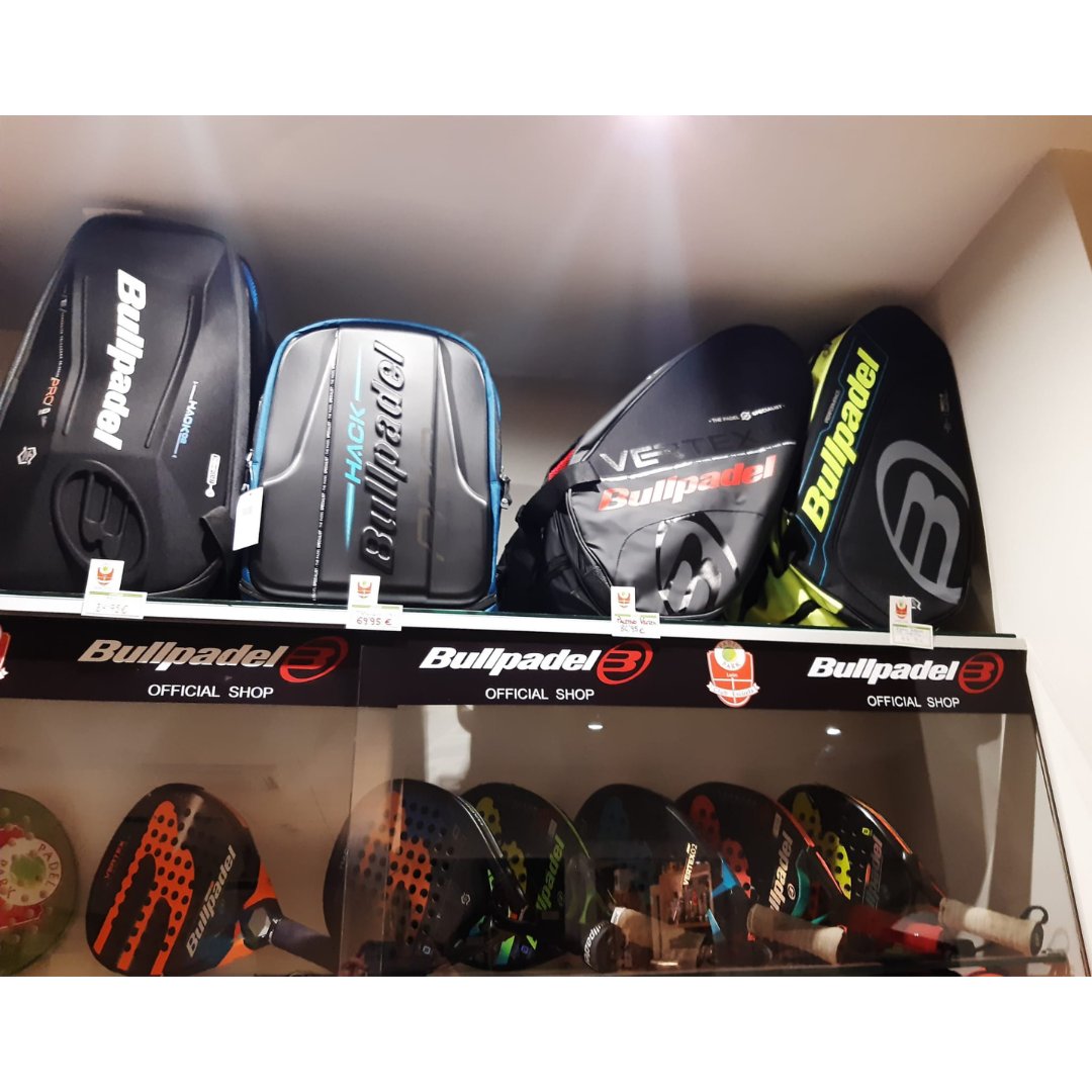 PadelParkLeon's tweet photo. ¡¡Hoy le toca el turno a @bullpadelsport!! #Patrocinador y maca deportiva oficial de Pádel de @PadelParkLeon. Bullpadel viste a 5 de nuestros #monitores principales dotándolos de todo el material deportivo necesario para la práctica de este deporte que tanto nos ofrece cada día. https://t.co/YDBAU3VjEY