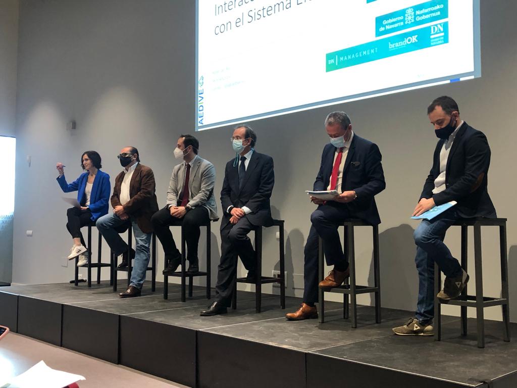 NA_VEAC's tweet photo. Panel de debate sobre las medidas de la agenda para el #ImpulsoAlaMovilidad moderado por #VirginiaGómez de 
@Sodenavarra en la feria #Ecomovers que se celebra  en @navarrarena. Participan en el mismo 
@CENER_Energia @Pamplona_ayto @AEDIVE #Enercluster y #Nasuvinsa. https://t.co/wfyX2HMWCm