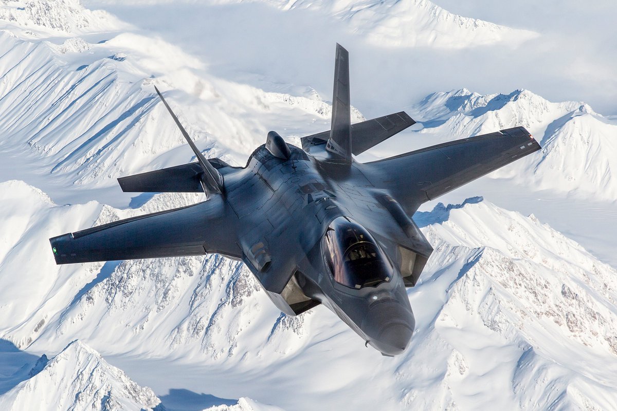 Die Schweiz lässt mindestens 24 <a href="/thef35/">F-35 Lightning II</a> im italienischen Cameri produzieren. Bei 4 weiteren Flugzeugen laufen Abklärungen, ob ihre Endmontage als Offset in der Schweiz stattfinden kann. #Air2030 #F35 ow.ly/BqGV30sfiEb