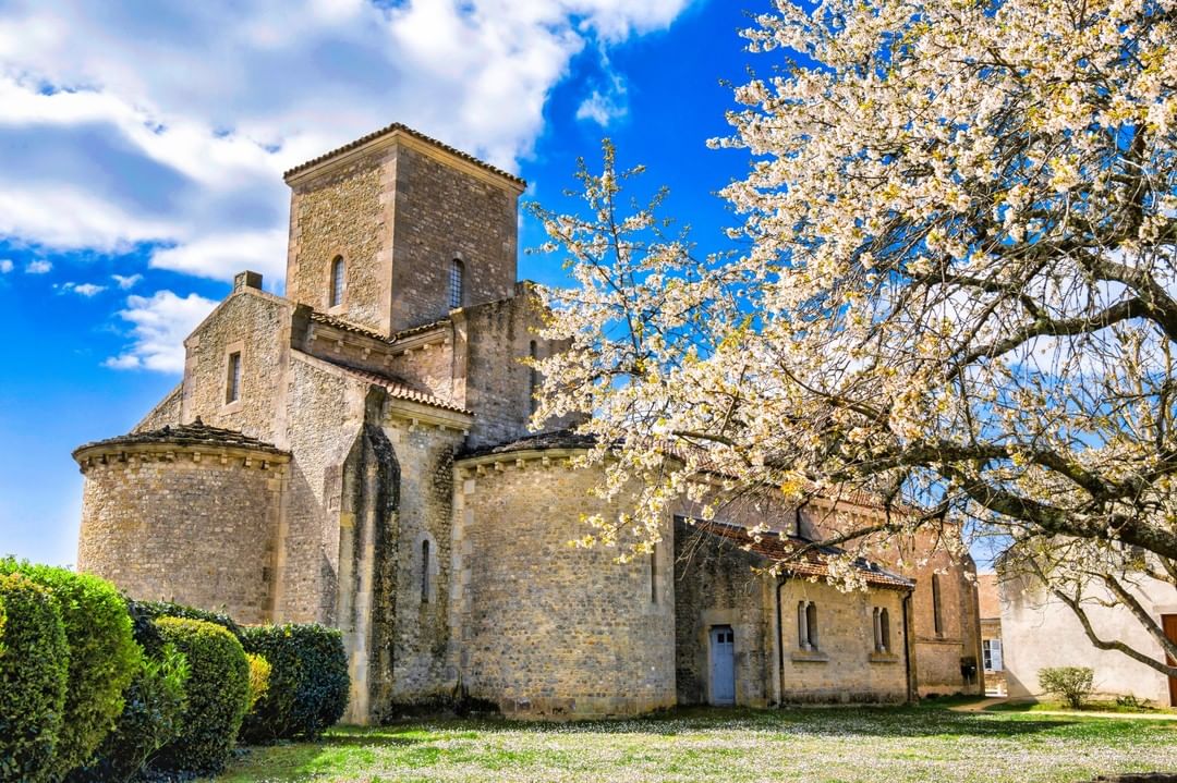 MyLoireValley's tweet photo. Connaissez-vous l'Oratoire carolingien de Germigny-des-Près, dans le Loiret ? 🌸
C'est un édifice unique en France, où l'on peut observer une mosaïque réalisée à l'époque de Charlemagne !

📸 @gardedupatrimoine (instagram) - #ValdeLoire #Loiret #ValdeSully https://t.co/mHe7nmxr1G