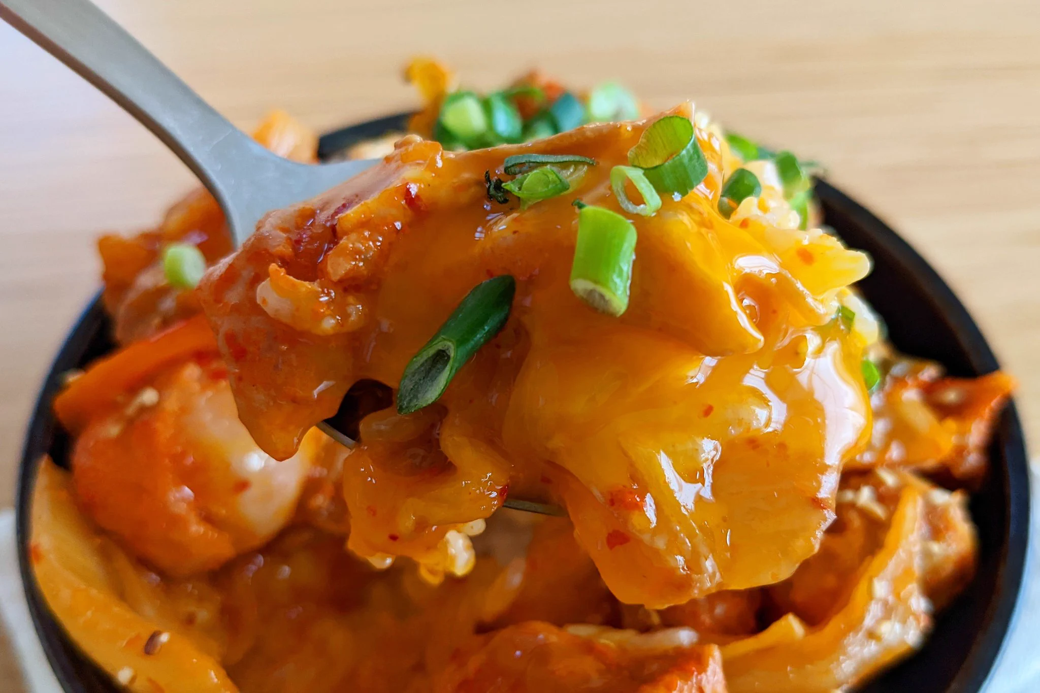 旨辛で箸が止まらない！レンジで簡単、至高の鶏キムチ丼。