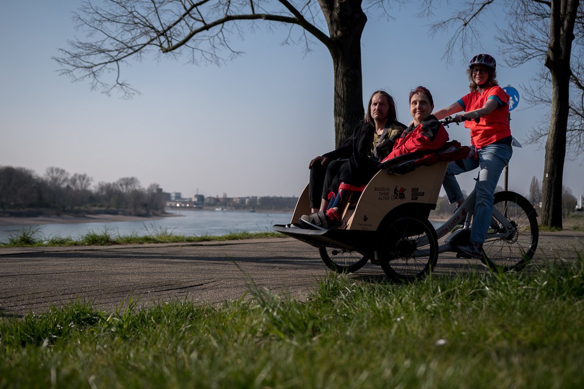 wir_machen_mit's tweet photo. Geburtstagstour in den #Südpark, Ausflug an den #Rhein unternommen, Mitarbeitende der Stiftung St. Laurentius #Elmpt informiert. Vielen Dank an unser Ehrenamtlichen! Mehr auf https://t.co/1km9vjhErm #Inklusion #TeamIGL @roa_deutschland @aktion_mensch @Diakonie_DDorf #Duesseldorf https://t.co/N2iKcomOQn