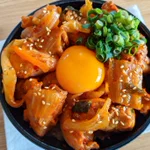 旨辛で箸が止まらない!レンジで簡単、至高の鶏キムチ丼。