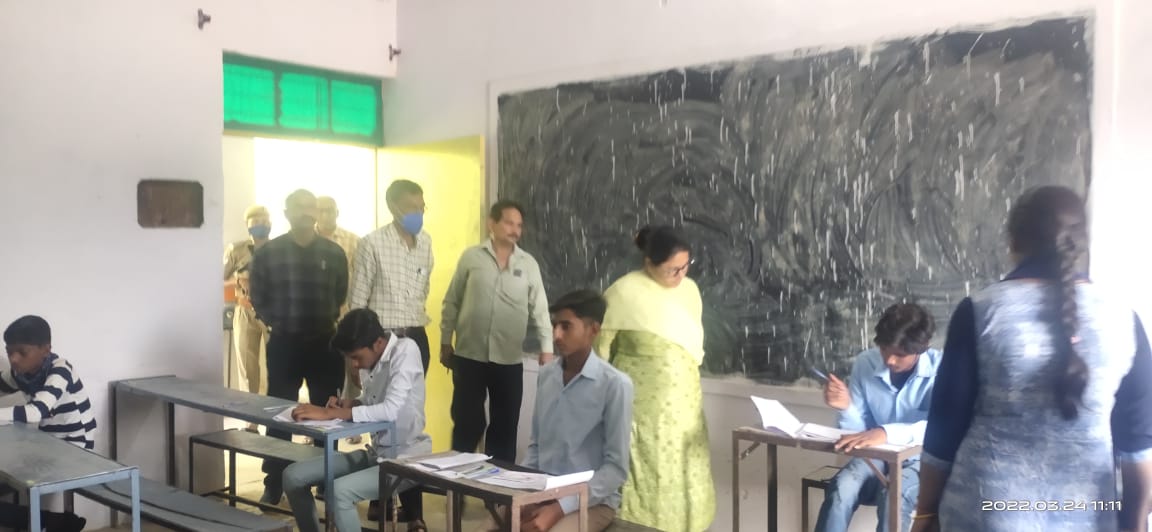 DiosJalaun's tweet photo. DM Jalaun (@DM_Jalaun) Tweeted:
जिलाधिकारी प्रियंका निरंजन द्वारा राजकीय इंटर कॉलेज उरई में चल रही बोर्ड परीक्षाओं 
 एवम जिला स्तरीय कंट्रोल रूम का निरीक्षण किया गया। https://t.co/jMB0T8p2pe https://t.co/EtZmT10zDC https://t.co/iWGCvE46sB